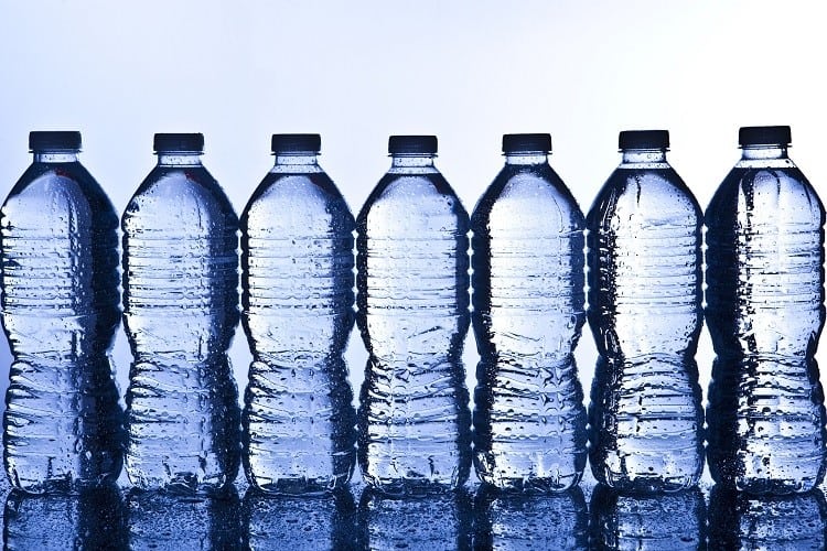 «Πίνουμε πλαστικό!»: Μικροπλαστικά βρέθηκαν σε εμφιαλωμένα νερά Nestlé και Danone